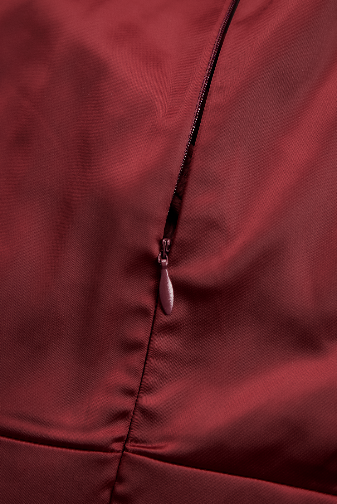 Luciana – Abito midi in satin ispirato al vintage con colletto drappeggiato