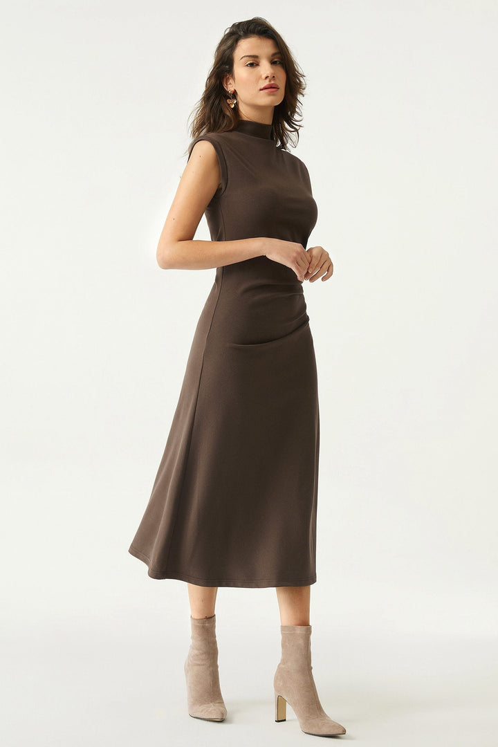 Vestito midi con scollo a gobba
