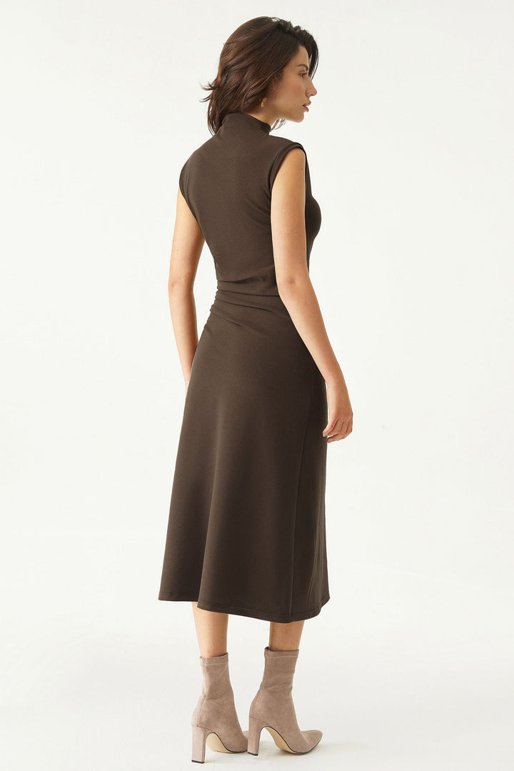 Vestito midi con scollo a gobba