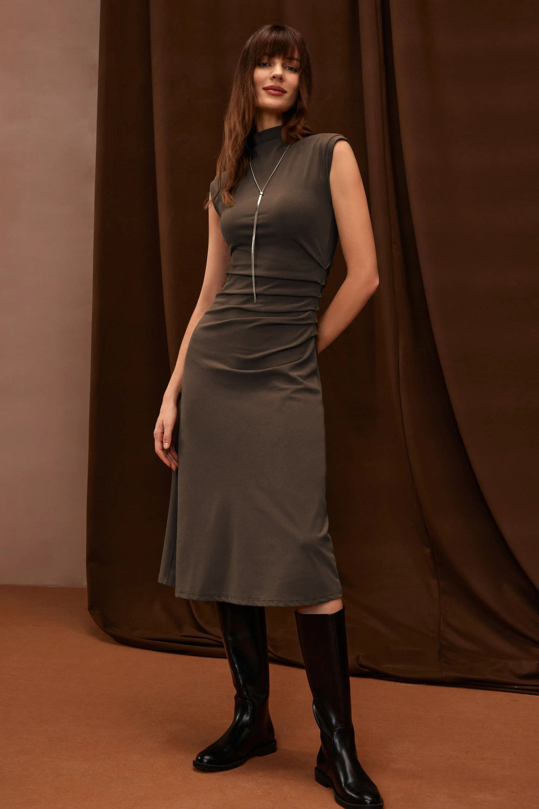 Vestito midi con scollo a gobba