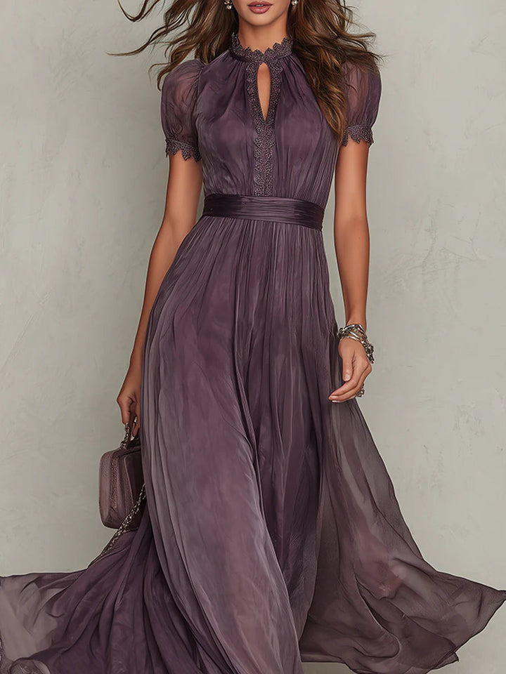 Flavia – Abito lungo viola con scollo a chiave e bordo in pizzo