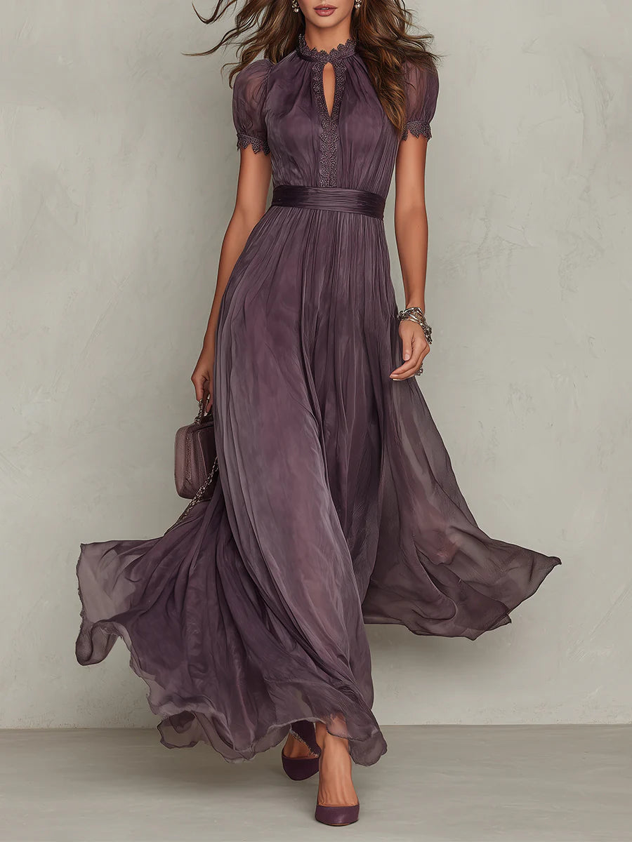 Flavia – Abito lungo viola con scollo a chiave e bordo in pizzo