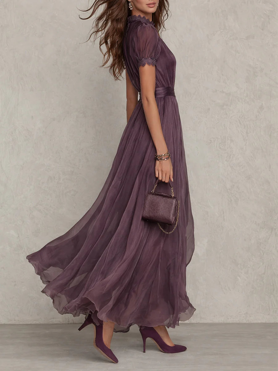 Flavia – Abito lungo viola con scollo a chiave e bordo in pizzo