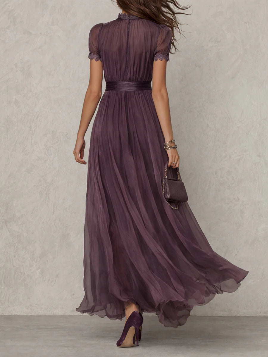 Flavia – Abito lungo viola con scollo a chiave e bordo in pizzo