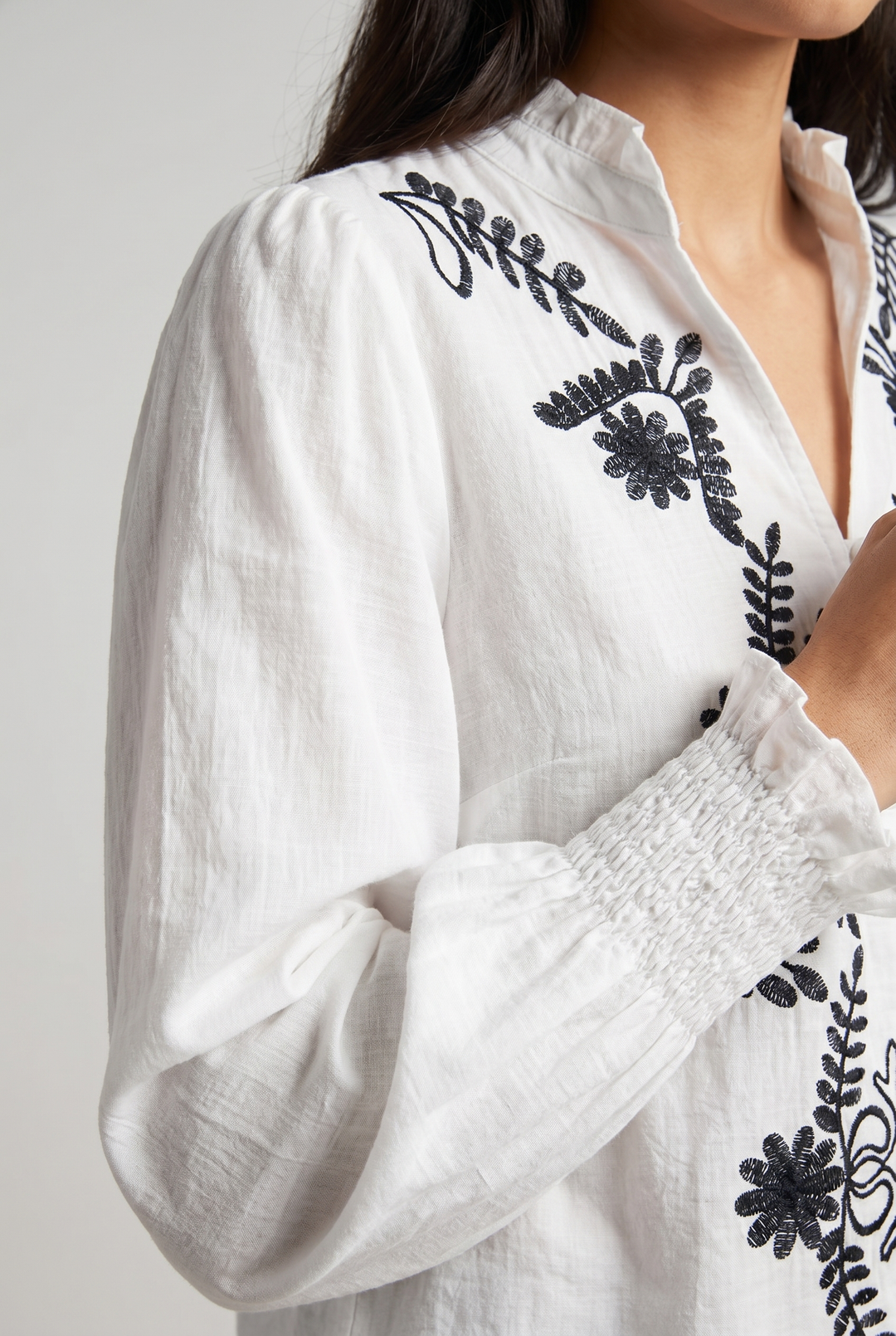 Isaure – Blusa donna ricamata in tessuto traspirante ed ecologico